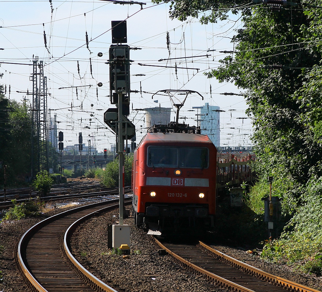 DB 120 132-6 wartet mit leeren Autotransportwagen vor einem roten Signal auf die Einfahrt in das Bw HH-Langenfelde(Aufnahme aus dem SH-Express). HH-Langenfelde 06.08.2013