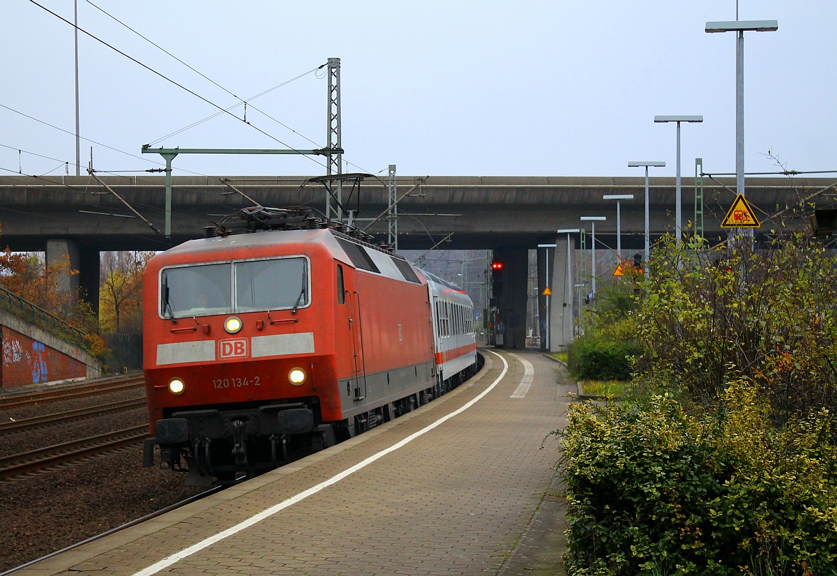 DB 120 134-2 hat hier mit dem IC 2378 aus Hannover Einfahrt in HH-Harburg. 29.11.2014