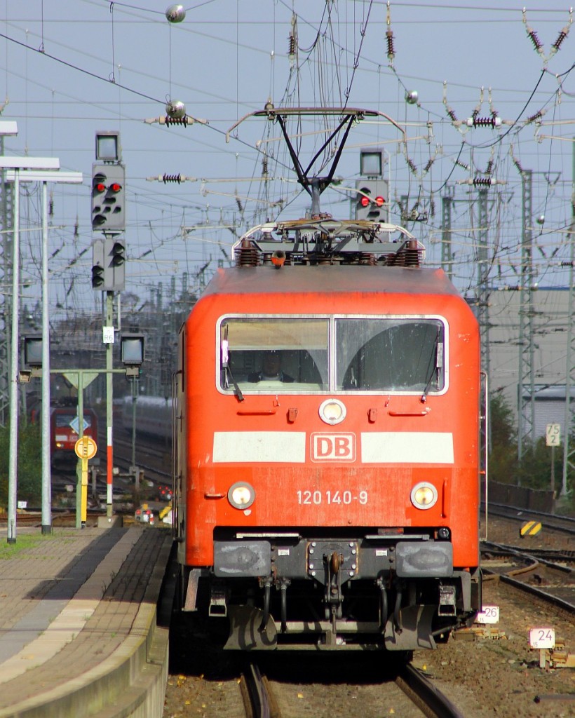 DB 120 140-9 hat hier mit ihrem nicht sichbaren Wagenpark des IC 1981 nach München Einfahrt in Neumünster. 23.10.2015