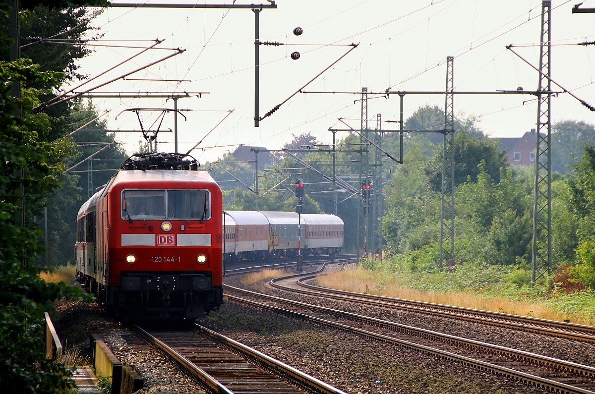 DB 120 144-1 mit dem CNL 472 nach Kopenhagen und gut 240 kundenfreundlichen Minuten Verspätung(normal 05.33h heute 09.25h Durchfahrtszeit)rauscht hier am Fotografen vorbei Richtung Flensburg/Padborg. Schleswig 09.07.2014