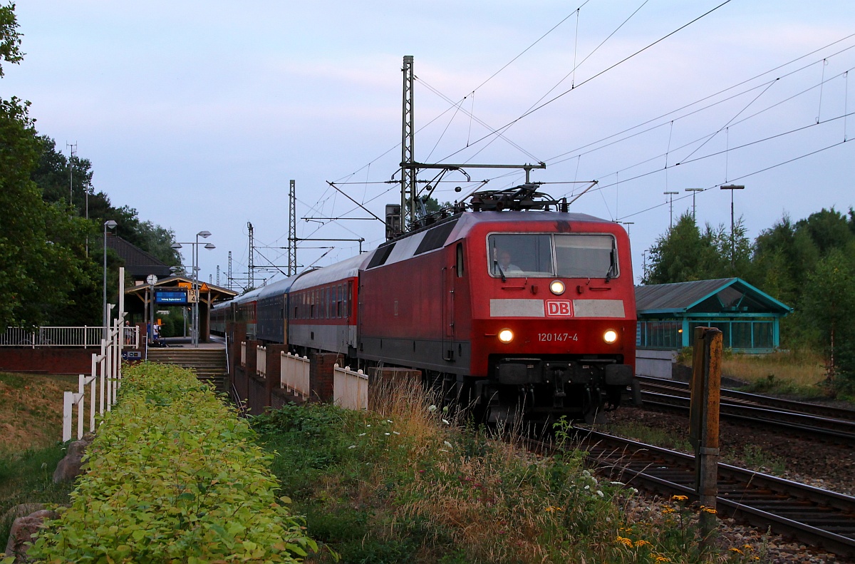 DB 120 147-4 verlässt mit dem Leer CNL 13399 nach einem kurzen Halt(Befehl aufnehmen) Schleswig Richtung Flensburg. 24.07.2014