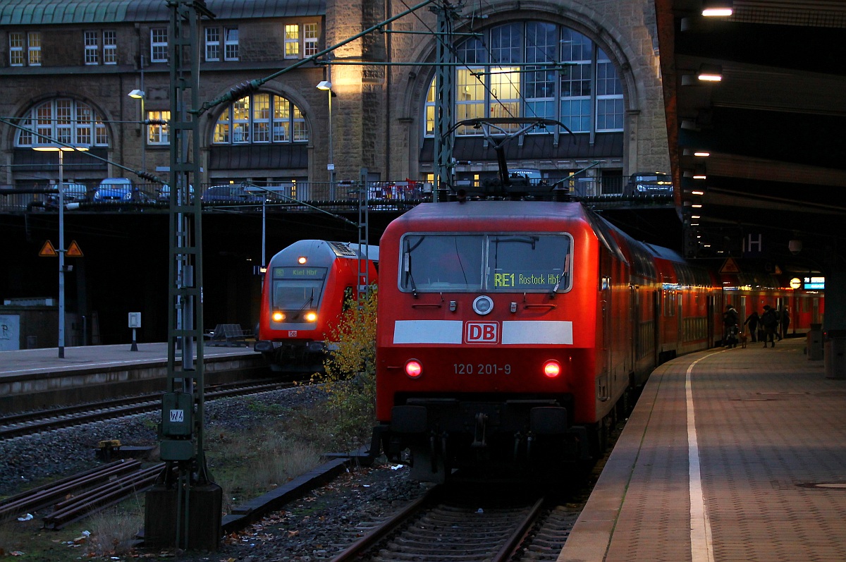 DB 120 201-9 steht hier mit dem RE1/4307 abfahrbereit im Hamburger Hauptbahnhof. 30.11.2013