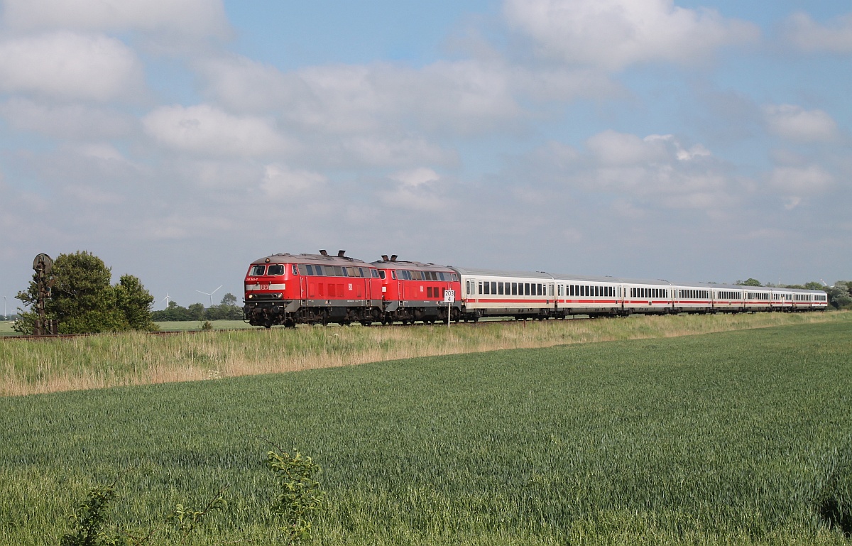 DB 1218 345-7 und 3xx-x mit dem IC 2310 aus Frankfurt(Main)Hbf, aufgenommen am Bü Südergotteskoog kurz hinter Niebüll. 28.05.2017