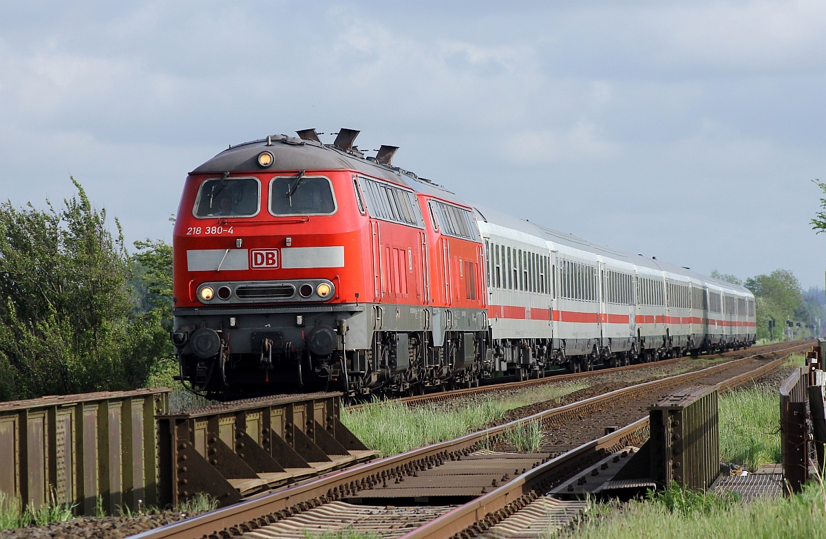 DB 1218 380 und 379 mit IC 2374 nach Westerland, Bongsiel 24.05.2017(2)