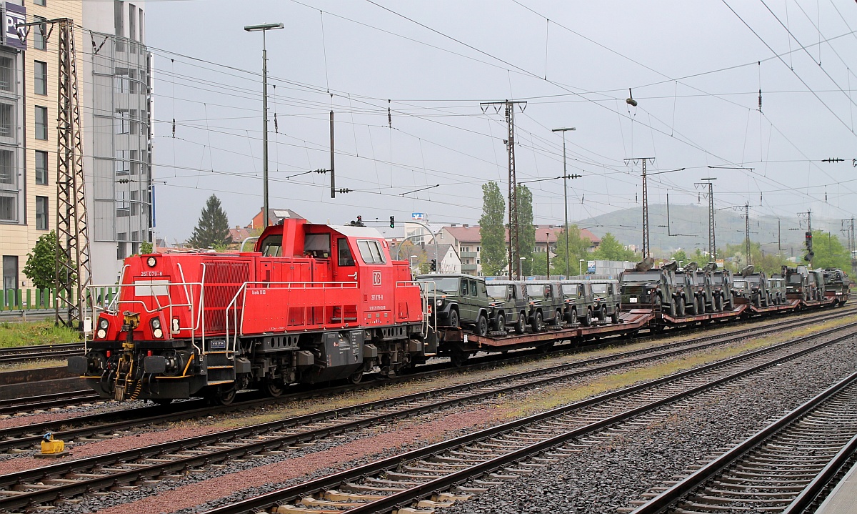 DB 1261 079-8 mit kurzem Militttransport, Bhf Aschaffenburg 04.05.2017 (02700)