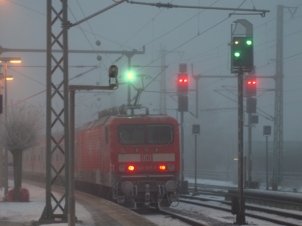 DB 143 557-7 hat ihr eigenes Lichtzeichen.....hier ist sie bei der  vernebelten  Ausfahrt aus Neumünster fotografiert worden. 03.01.11