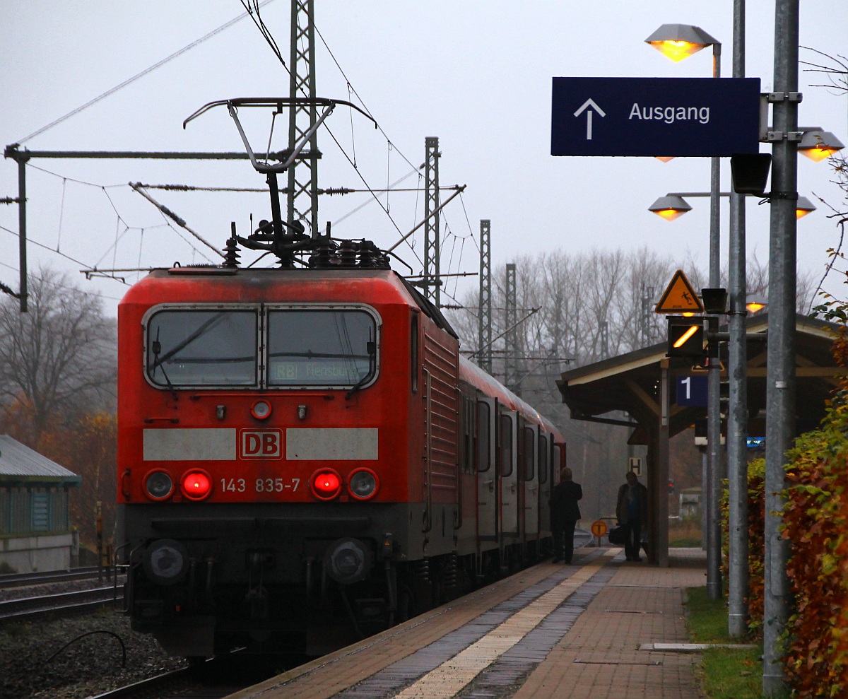 DB 143 835-7 mit einer RB beim Halt in Schleswig. 18.11.2013