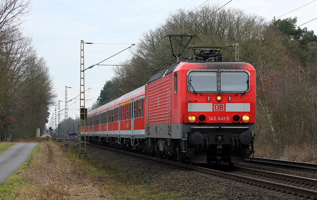 DB 143 841-5 mit der RB76 aus Minden kommend passiert hier die Fotostelle bei Dörverden. 07.03.2015