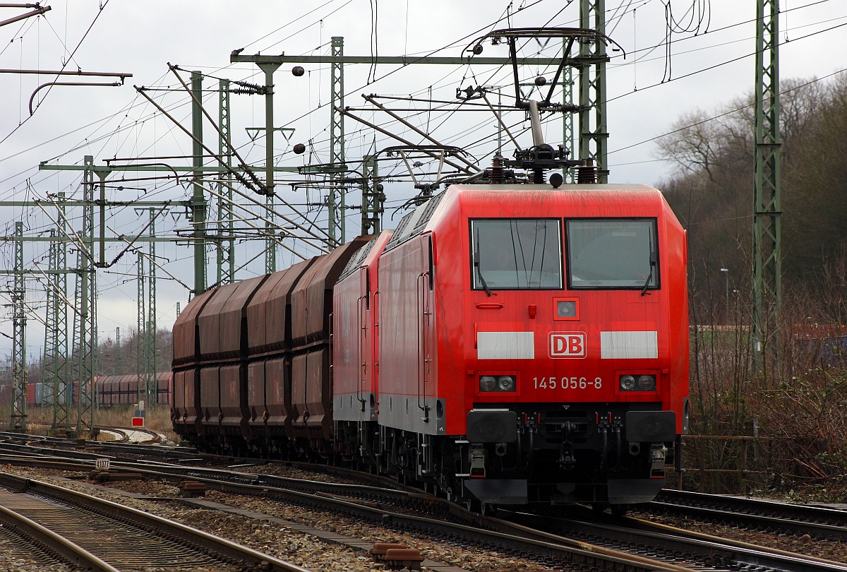 DB 145 056-8 mit Schwesterlok zieht hier nach dem umsetzen eine ewig lange Reihe von Fals/Faals Wagen aus dem alten Gbf HH-Harburg Richtung Hansa-Port/Waltershof. 21.02.2015