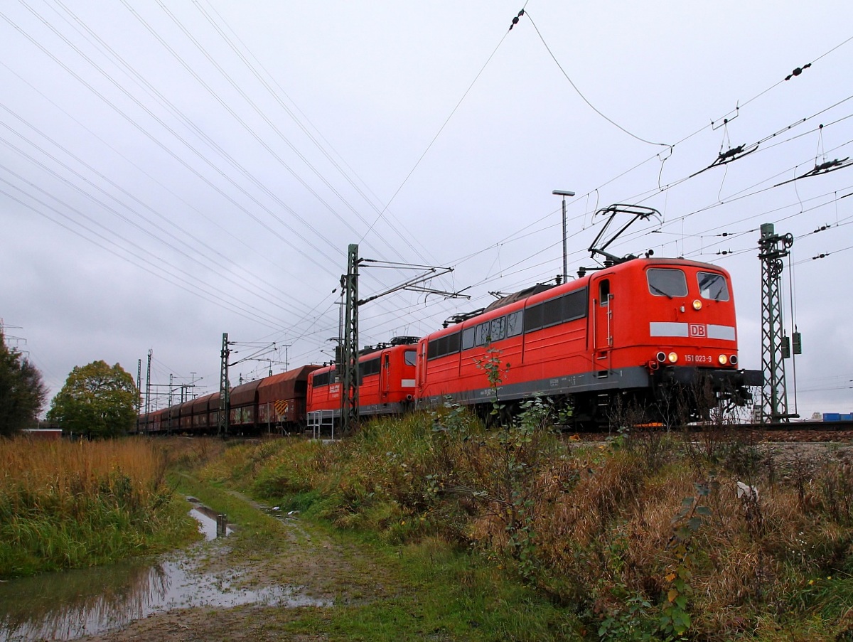 DB 151 023-9(Verl/NNR9/11.04.14)und 043-7(Verl/EOB9/08.08.14)ziehen hier einen Faals Ganzzug Richtung Hansa-Port damit er dort neu beladen wird. Hamburg Waltershof 02.11.2013