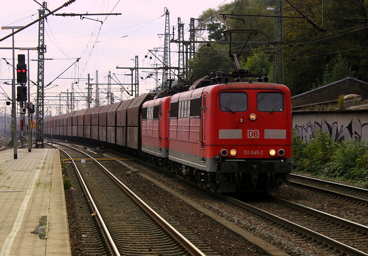 DB 151 045-2(REV/LD X/24.07.08, Verl/NNR)/08.07.16) und 151 139-3(REV/LD X/12.10.07, Verl/LH G/11.10.15) mit Kohle-Leer-Pendel auf dem Weg zum Hansa Port im Hamburger Hafen. 02.10.2015