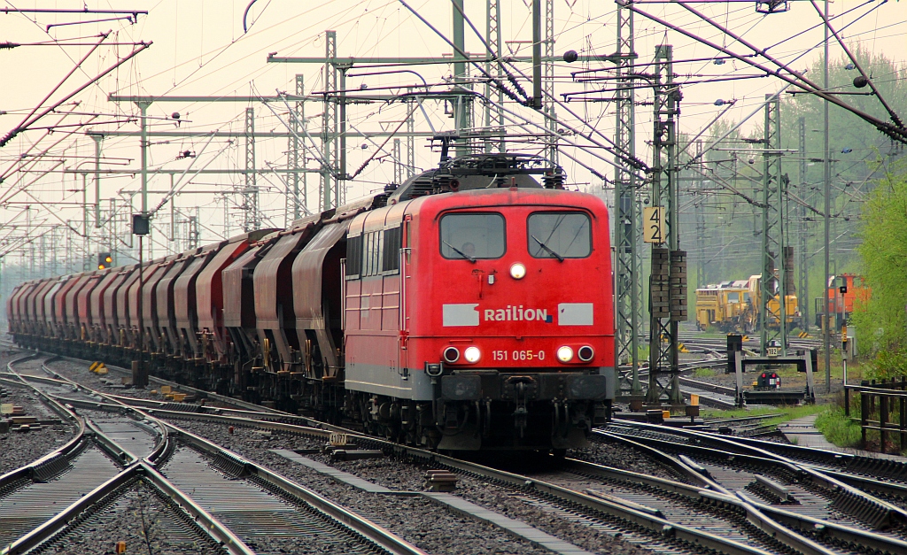 DB 151 065-0 zieht hier bei wenig gutem Wetter einen Kalkzug(oder Cerealien)durch HH-Harburg. 28.04.2012(üaV)