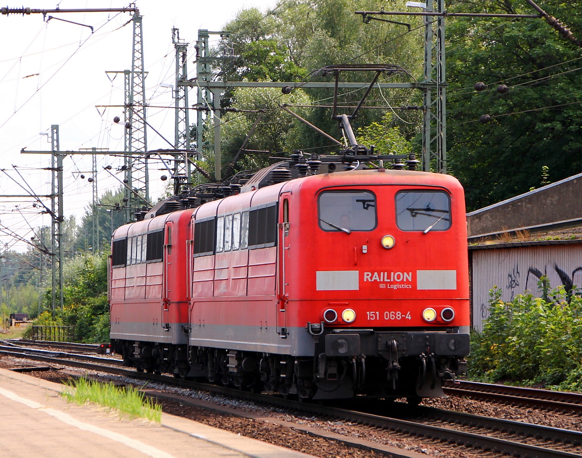 DB 151 068-4(Unt/LD X/26.04.07, 1.Verl/WRS/26.04.14, 2.Verl/NNR 9/03.04.15)und 151 165-8(Unt/LD X/13.06.07, Verl/HS 9/05.06.15)auf dem Weg zum Hansa-Port im Hamburger Hafen. HH-Harburg 06.08.2014