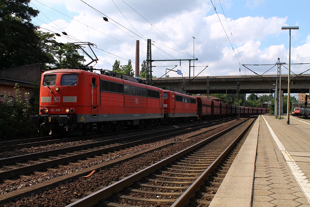 DB 151 098-1 und 113-8 mit einem 4000t Faals Ganzzug durchfahren hier HH-Harburg. 06.08.2013