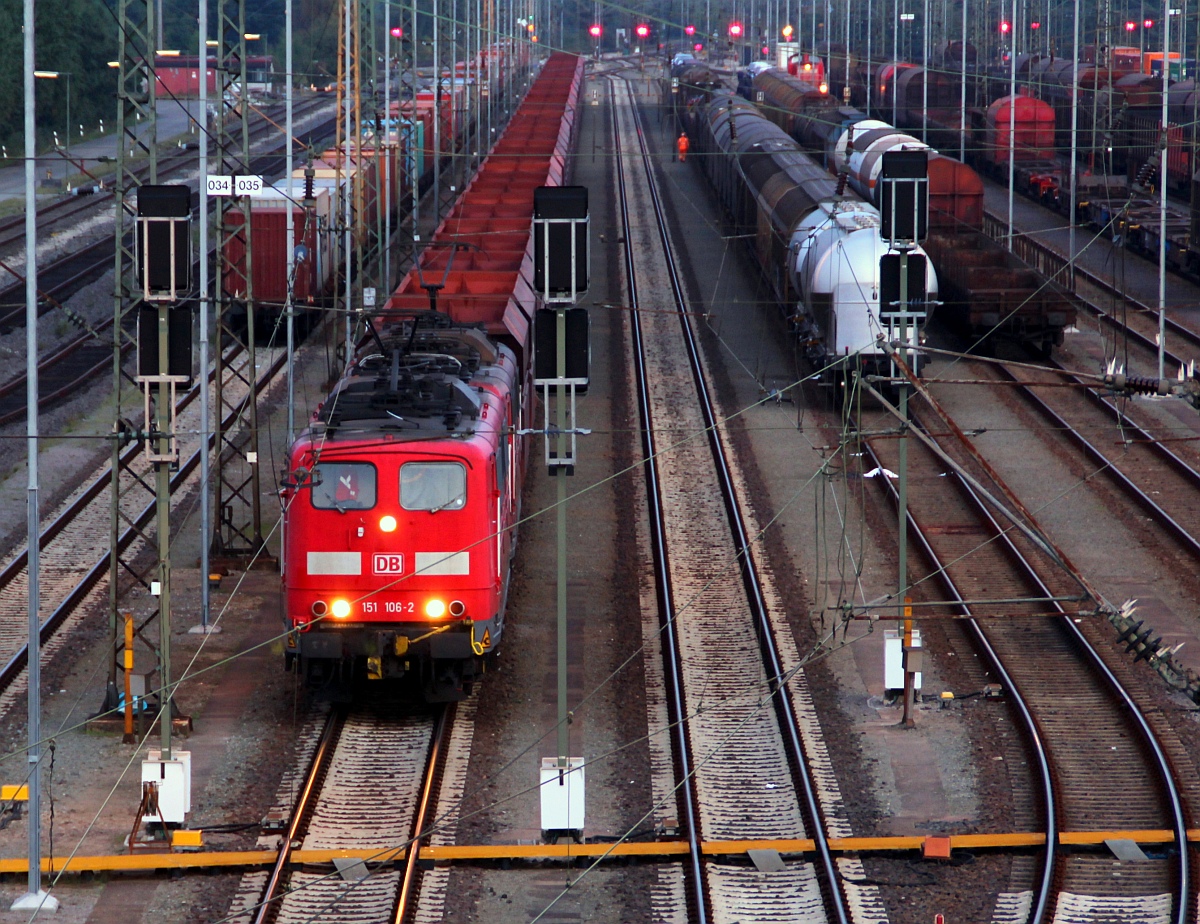 DB 151 106-2 mit Schwesterlok und 40 leeren Faals/Falns Wagen beim Halt im Rbf Maschen(Süd-Nord Teil). Maschen 28.09.2012(üaVinG)