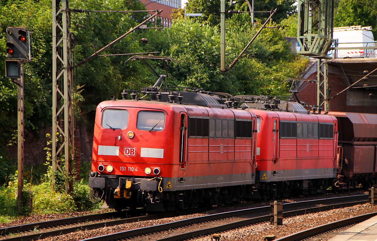 DB 151 110-4 und 095-7 durchfahren hier schnaufend mit gut 4000t am Haken durch HH-Harburg, sie kamen mit einem beladenen Ganzzug Faals/Falns Wagen vom Hansa-Port im Hamburger Hafen. 06.08.2014