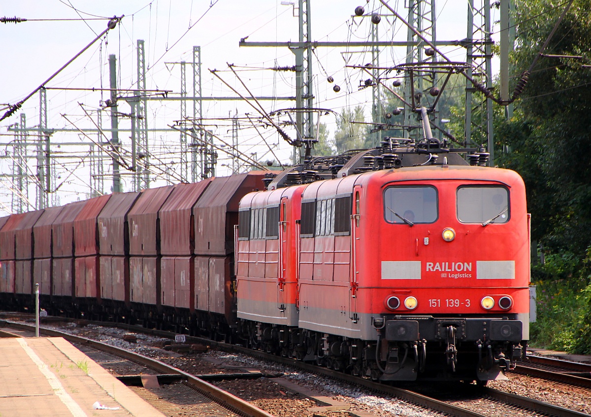 DB 151 139-3(Unt/LD X/12.10.07, Verl/ENGN 9/01.10.14)und 151 015-5(Unt/LD X/24.12.10)kommen hier mit einem Ganzzug leerer Faals/Falns Wagen durch Harburg gefahren. 06.08.2014