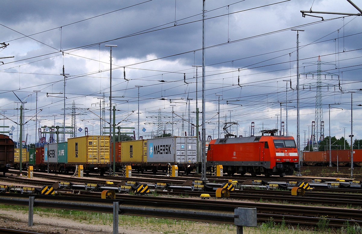 DB 152 036-0 wartet mit ihrem Güterzug auf Abfahrt, aufgenommen am Hauptstellwerk Hamburg Alte Süderelbe. 23.07.2015