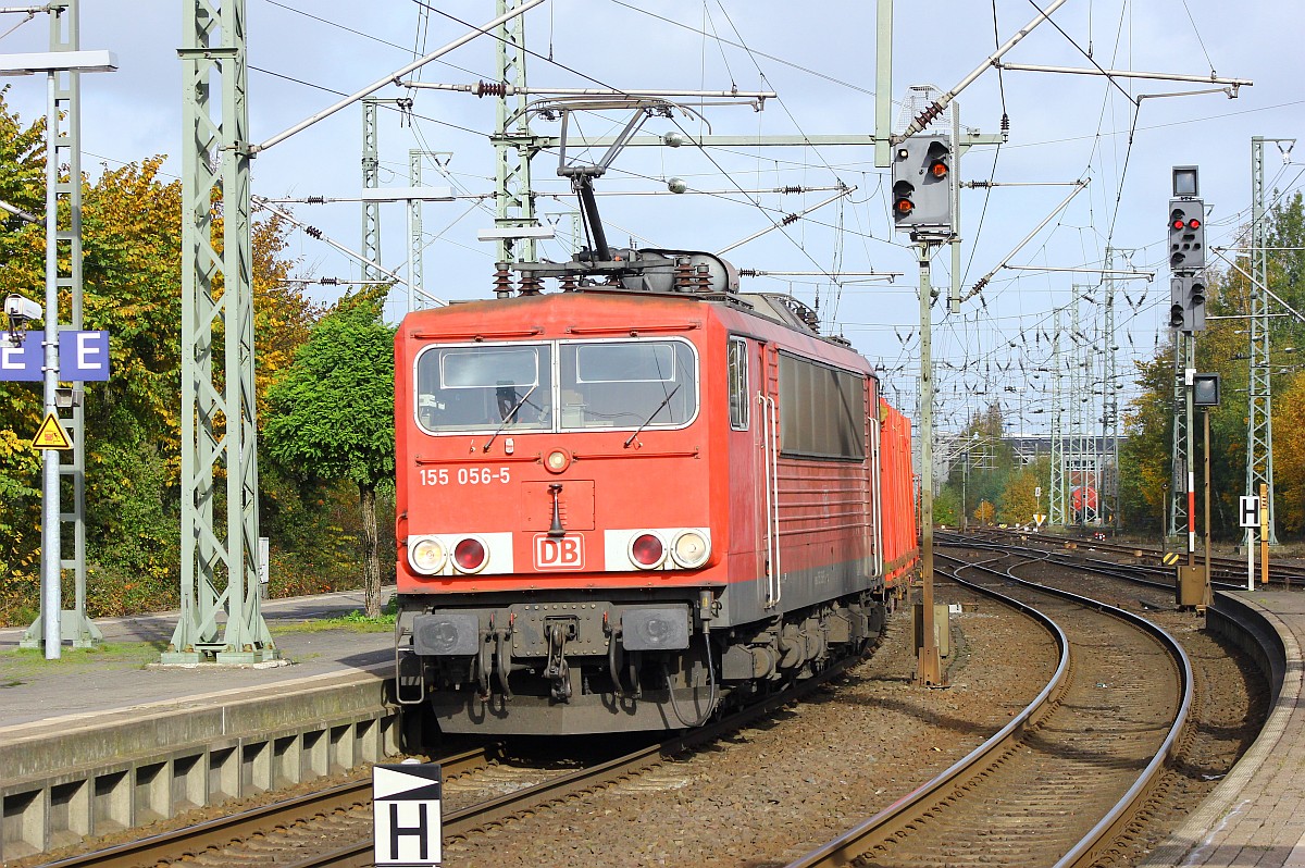 DB 155 056-5(REV/LD X/23.06.08, Verl/LHG 9/15.06.16) mit der täglichen Übergabe von Kiel Meimersdorf nach Maschen bei Hamburg festgehalten im Bhf von Neumünster. 23.10.2015