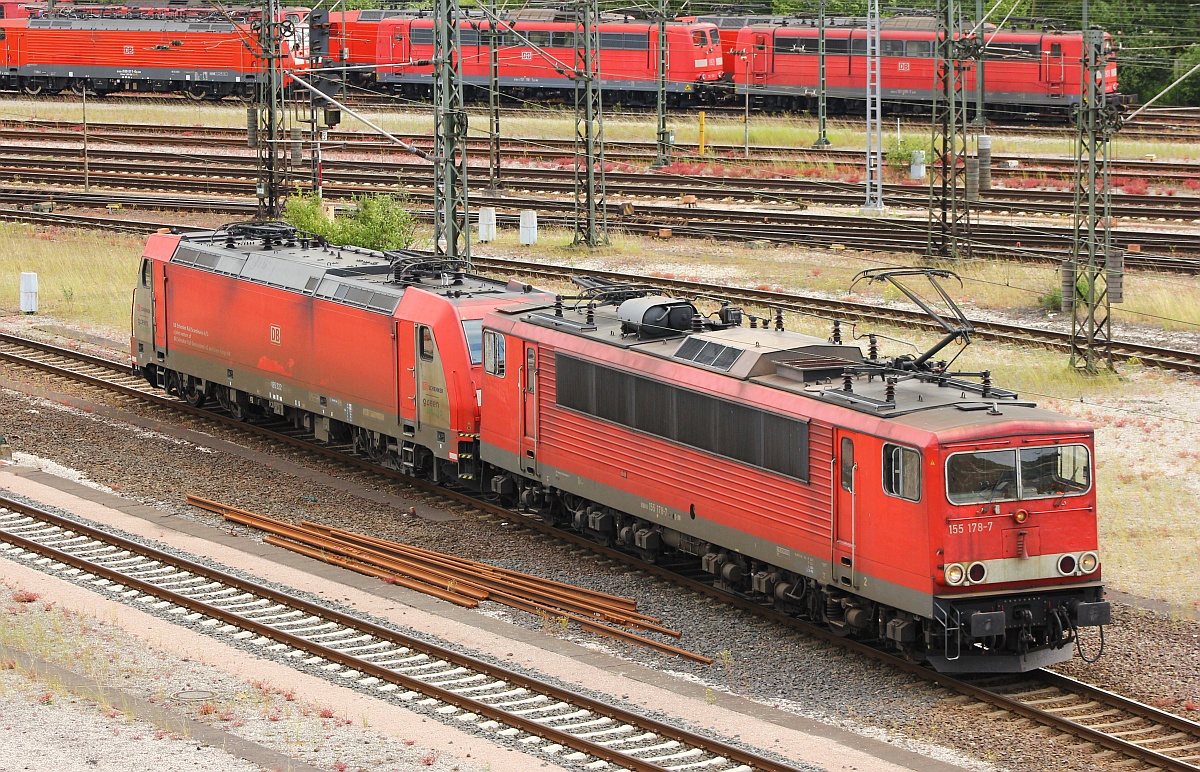 DB 155 178-7 schiebt hier die RSC 0185 322-2 in die Lokabstellung des Rbf Maschen. 16.06.2015