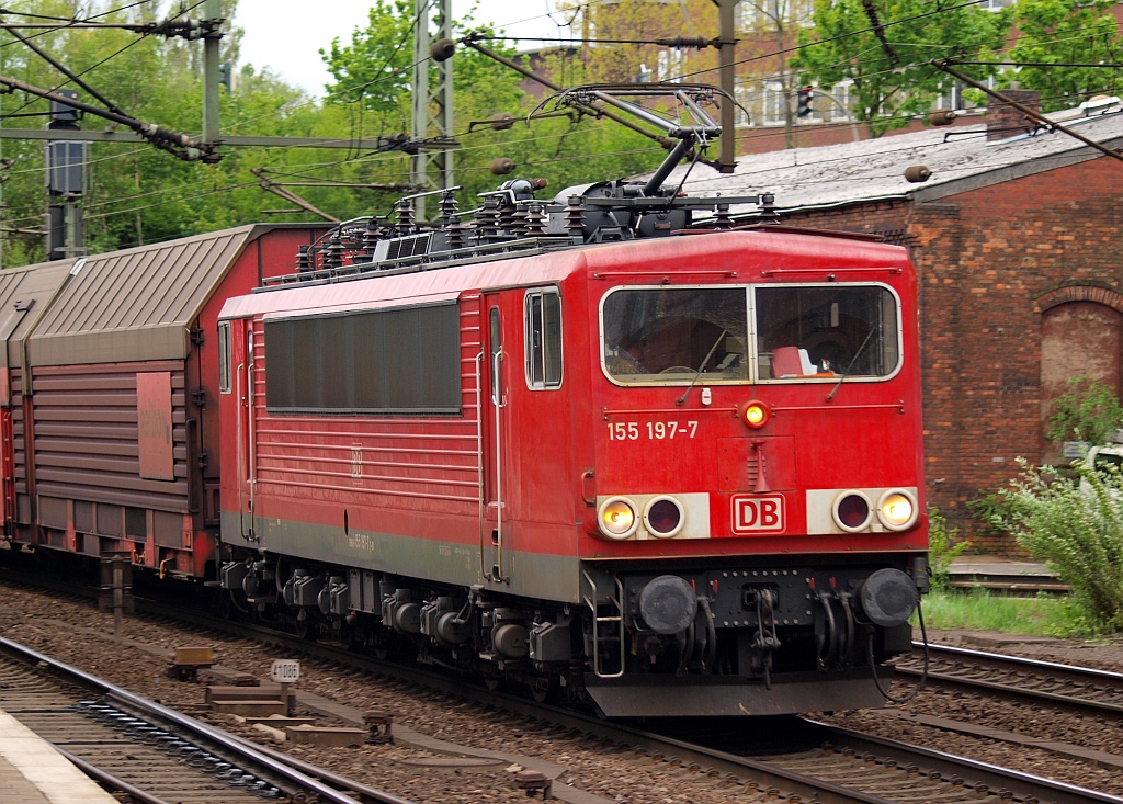 DB 155 197-7 rumpelt hier mit einem Autotransportzug durch HH-Harburg. 06.05.2010(üaV aus dem Archiv)