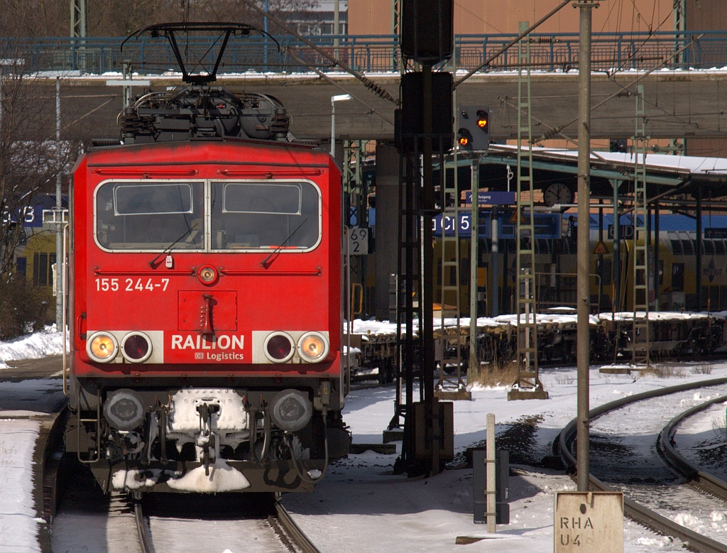 DB 155 244-7 fährt mit einem Ganzzug bestehend aus leeren Containertransportwagen langsam durch den Bhf Hamburg-Harburg. 006.03.2010(üaV)