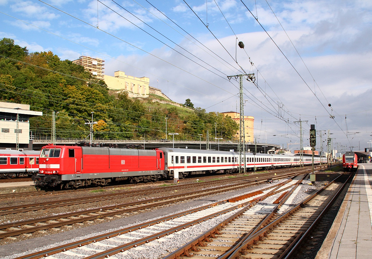 DB 181 209-8 hat gerade einen IC aus Luxemburg nach Koblenz gebracht. Koblenz 29.09.2012(üaV)