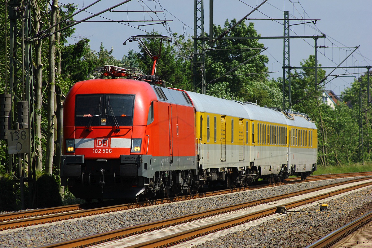 DB 182 506-6 mit Messzug(63 80 99-91 007-4 Dms322, 63 80 99-95 015-3 Dienst umh 306 und 63 80 99-92 005-7 Dienstm 312), Schleswig, 08.06.2016