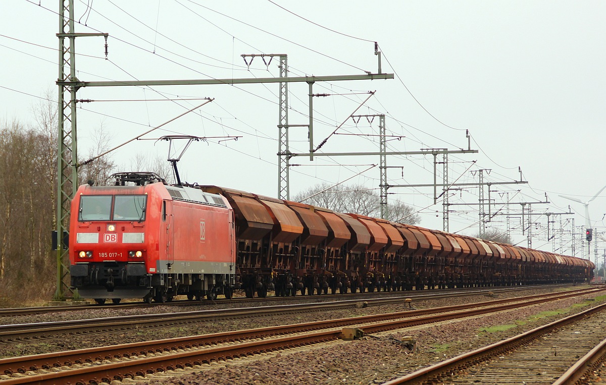 DB 185 017-1 mit dem Kali-Leerzug aus Flensburg-Weiche fotografiert in Jübek. 24.03.2012