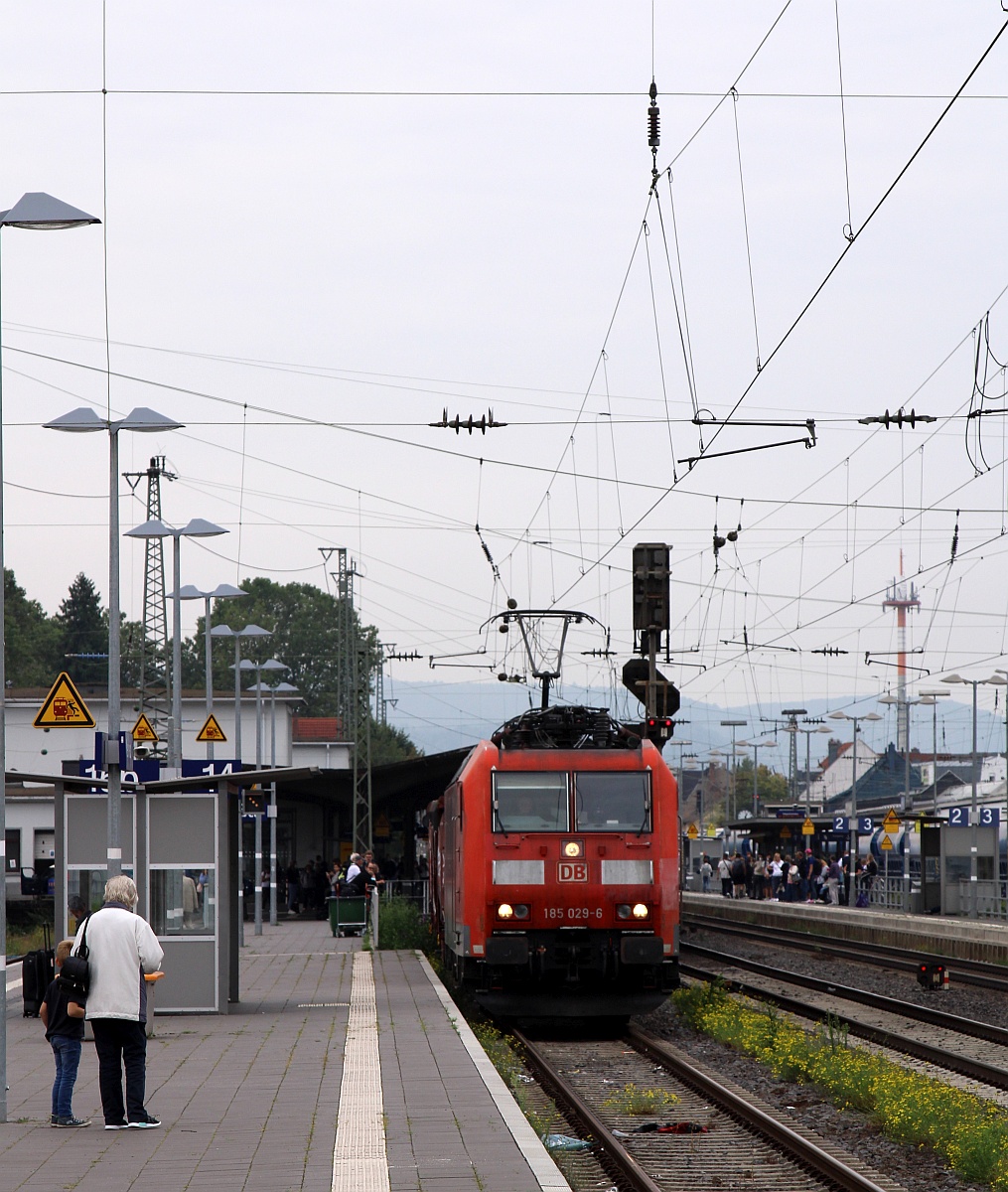 DB 185 029-6 mit E-Wagen Ganzzug in Neuwied. 17.09.2021