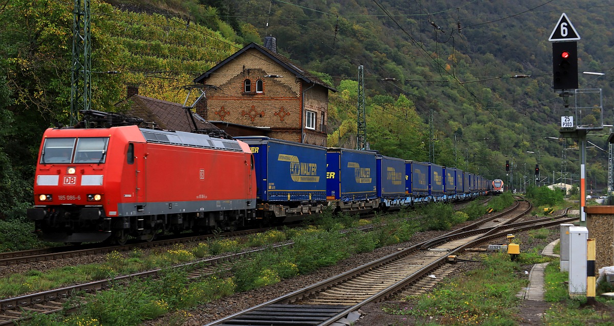 DB 185 086-6 mit LKW Walter KLV Durchfahrt Kaub am Rhein. 23.10.2023