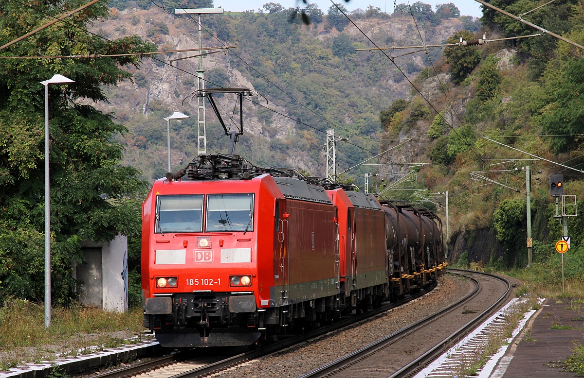 DB 185 102-1 + 241-7 mit Kesselwagenzug. Lorchausen 14.09.2021