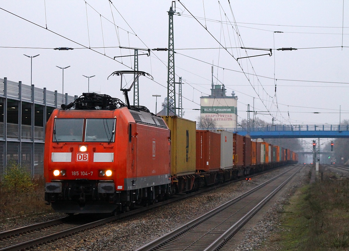 DB 185 104-7 rauscht hier mit einem Containerzug durch Tostedt. 29.11.2014