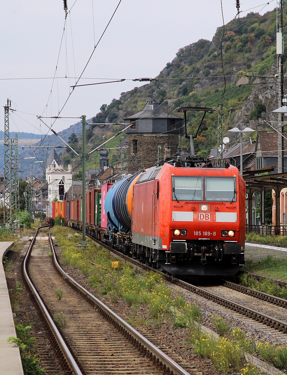 DB 185 189-8 mit Container/Kesselzug gen Süden. Kaub am Rhein 14.09.2021