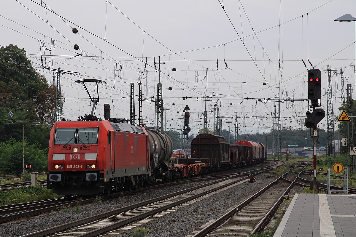 DB 185 202-9 (REV/LD X/25.01.13, km abh nach §33, 04.11.20) mit Mischer in Neuwied. 17.09.2021