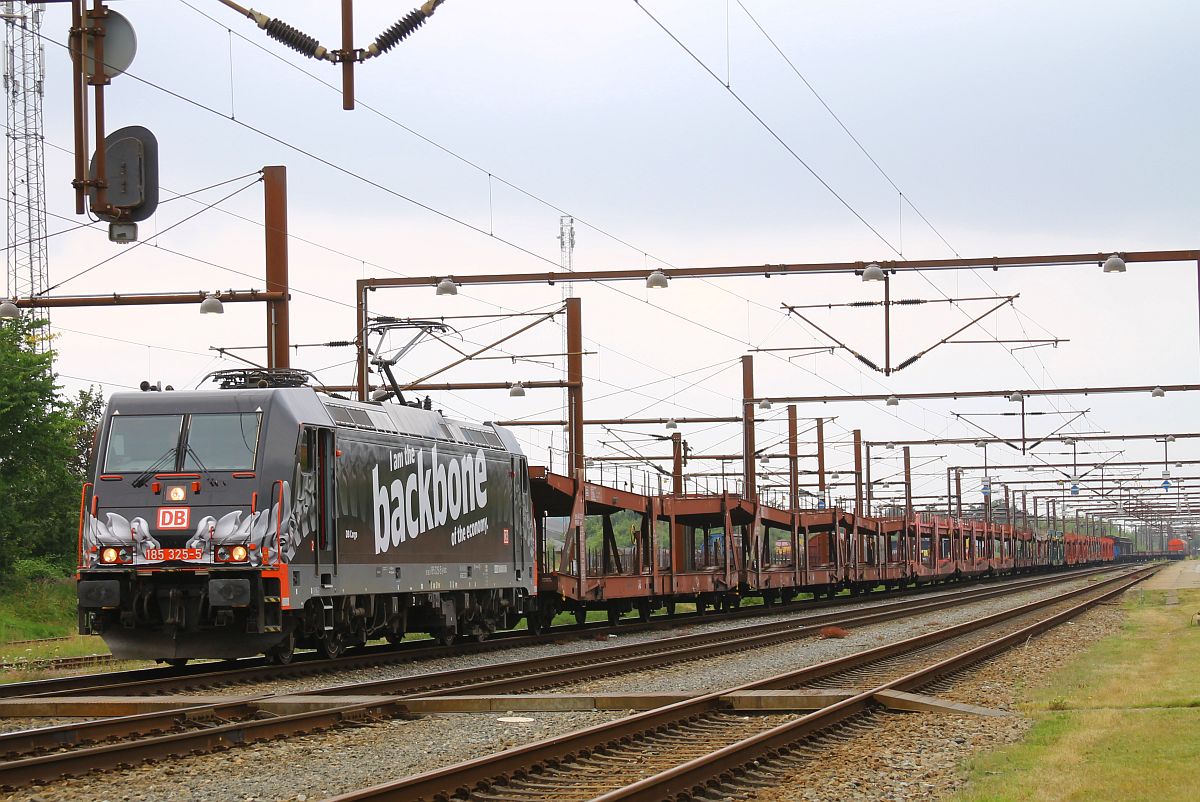 DB 185 325 mußte mit ihrem Autotranportwagenleerzug 2 Stunden im Grenzbahnhof Pattburg auf die Weiterfahrt gen Süden warten 03.08.2022