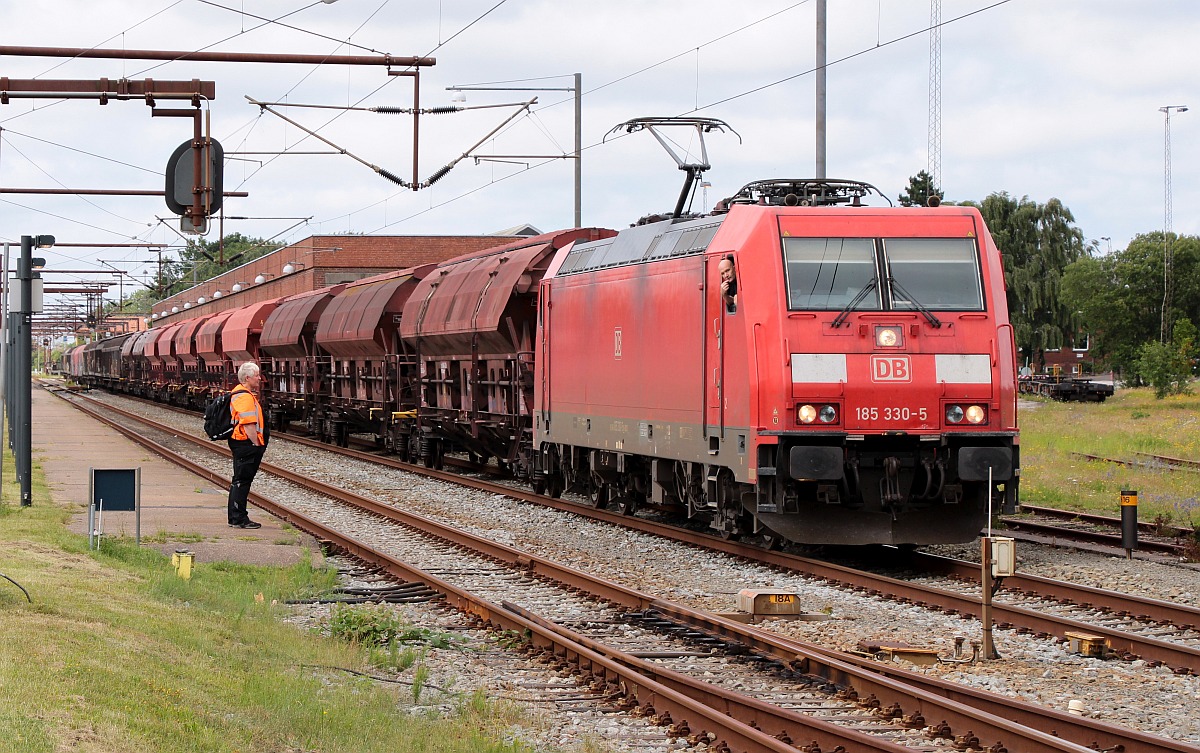 DB 185 330-5, REV/LD X/22.04.16, Verl/AM9/04.04.23 mit Gterzug in Pattburg am 08.07.2022