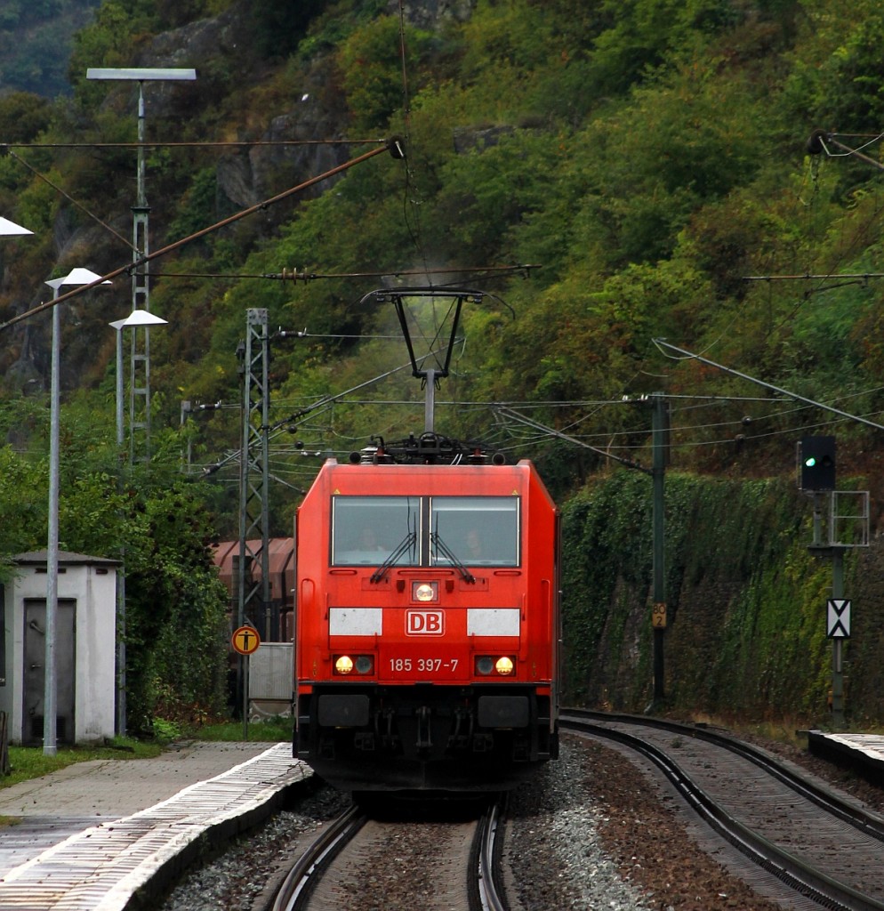 DB 185 397-7 rauscht hier mit einem Mischer durch Lorchhausen am Rhein. 14.09.2013