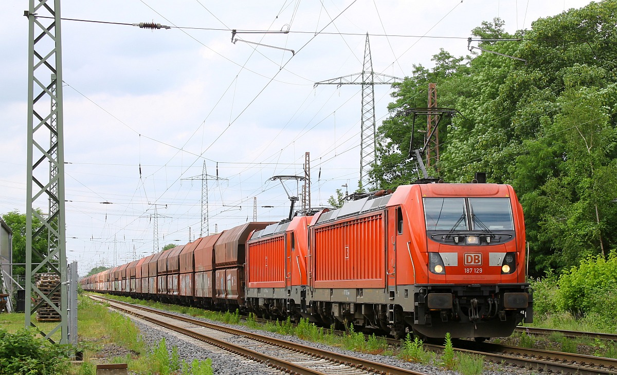 DB 187 129 + 187 126 durchfahren mit ihrem Kohlenzug den Bahnhof Ratingen-Lintorf 10.06.2022