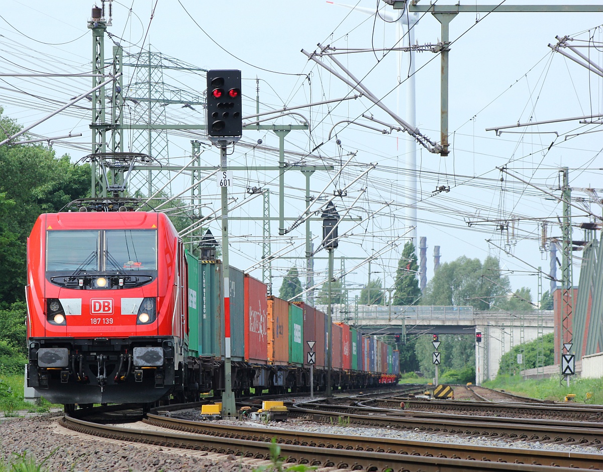 DB 187 139-1(REV/FKR X/27.10.17) mit Containerzug Einfahrt zum Burchardkai. Umspannwerk 12.05.2018