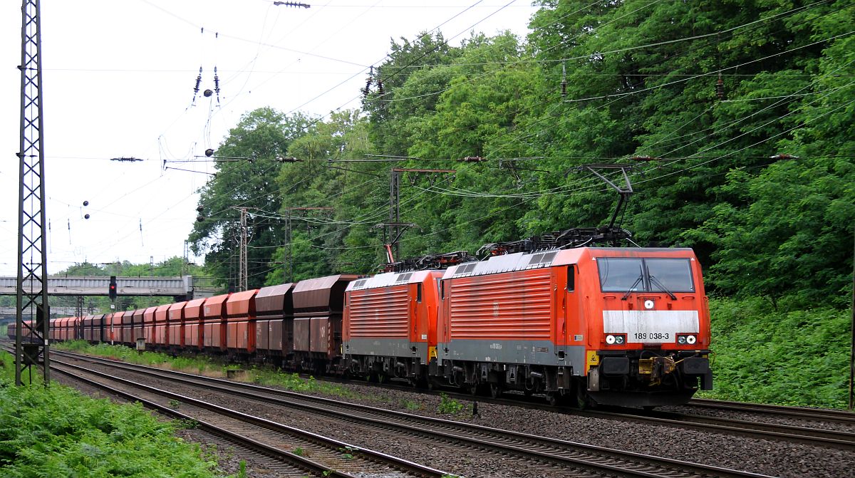 DB 189 038 + 189 047 mit AK vor 5.000t Erzzug von Rotterdam nach Dillingen im Saarland an der Abzweigstelle Lotharstraße in Duisburg 09.06.2022