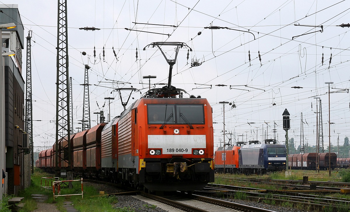 DB 189 040 + 189 042 (mit AK) vor 5.200 t-Erzzug passieren das Stellwerk Mathilde, dahinter RBH 145 010 + 145 009 in Warteposition 09.06.2022