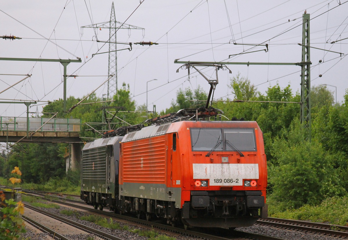 DB 189 086 mit DB 189 095 am alten Stellwerk von Lintorf 08.06.2022