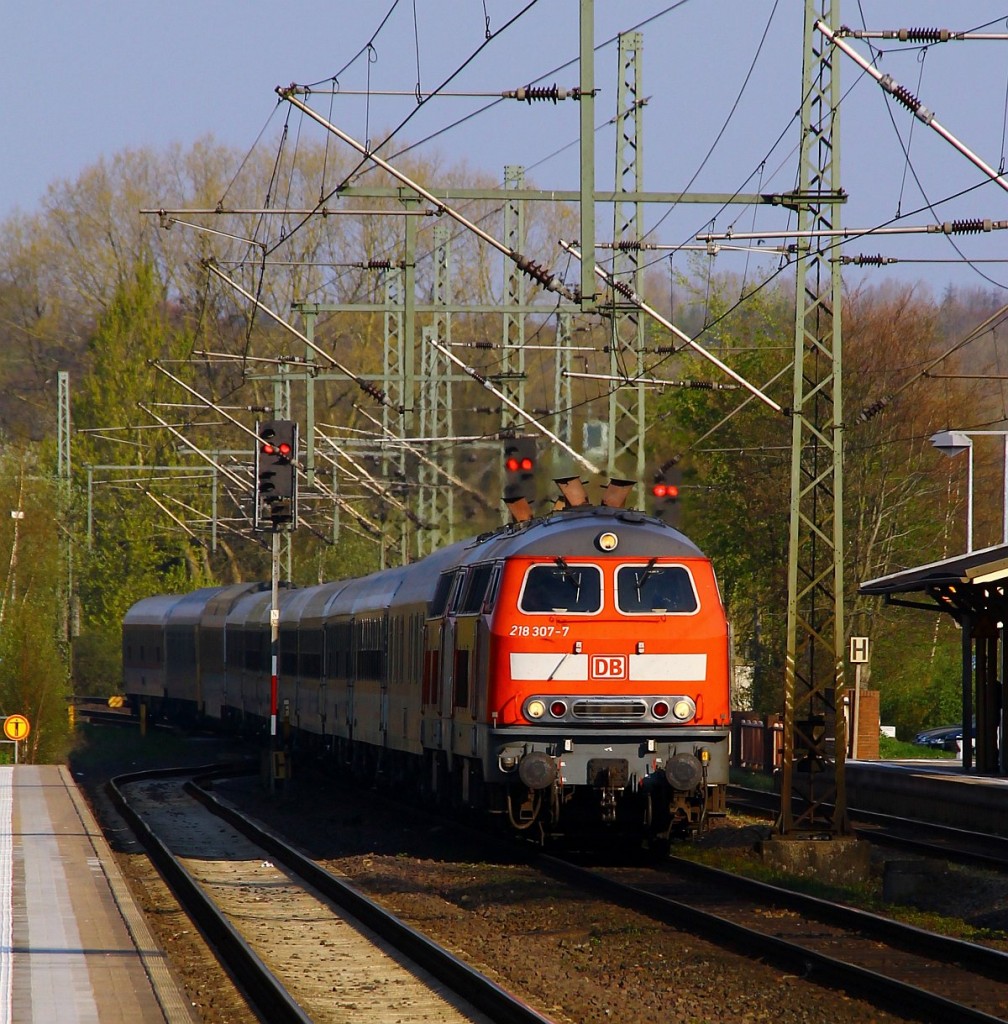 DB 218 307-7 und 321-8 mit dem LNF 48048/13930(Leer-CNL aus 1272)dieseln hier bei wunderbarer Morgensonne durch Schleswig Richtung Hamburg. 20.04.2014