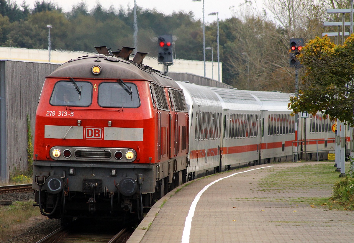 DB 218 313-5 und 218 341-6(REV/HBX/09.07.09)mit dem IC 2314 bei der Einfahrt in den Husumer Bahnhof. 19.10.2013