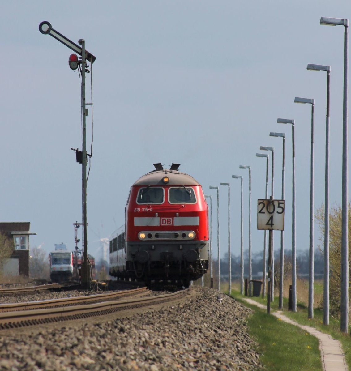 DB 218 315-0 + 397-8 mit IC 2072 Lehnshallig 13.04.2019