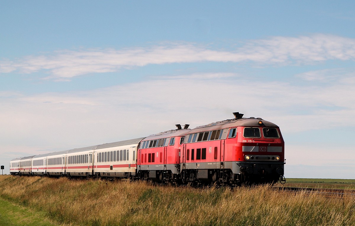 DB 218 315-0 und 218 839-9(ex 218 317-6, REV/HB X/14.05.14) mit dem IC 2073 nach Dresden Hbf aufgenommen am Dreieckskoog 06.07.2017