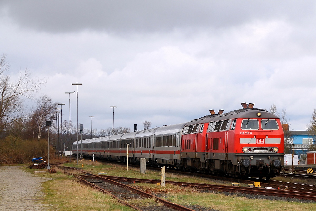 DB 218 315-0 und 389-5 mit dem IC 2311 aufgenommen bei der Einfahrt in Husum. Husum-Nord 26.03.2014