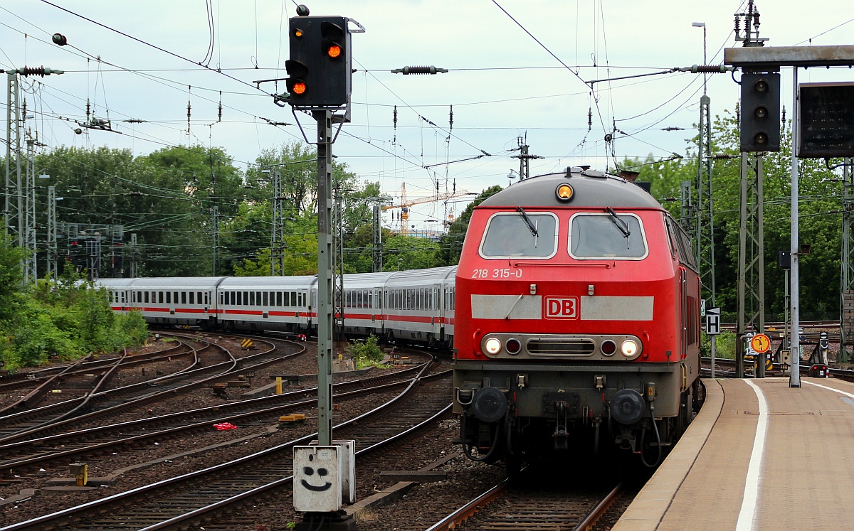 DB 218 315-0 Einfahrt HH-Hbf mit IC aus Westerland. 15.07.2012