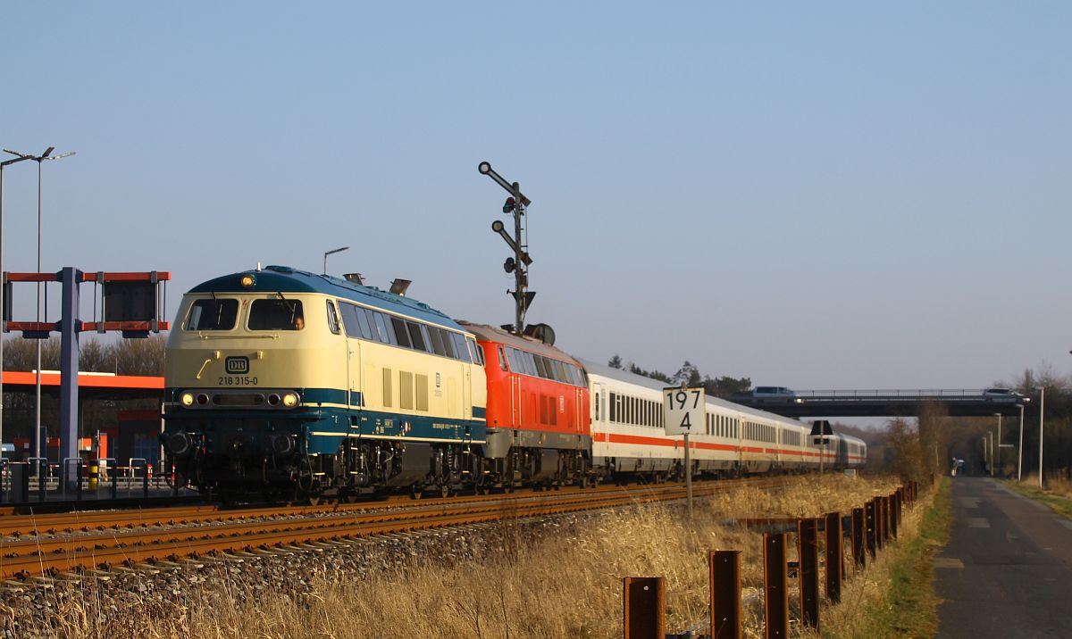 DB 218 315 befördert erstmalig nach ihrer Umlackierung in blau-beige am 25.02.2025 im AW Cottbus zusammen mit der vr 218 322 den IC 2310 nach Westerland/Sylt, hier aufgenommen am Einfahrtsignal am von Niebüll am 06.03.2025. 